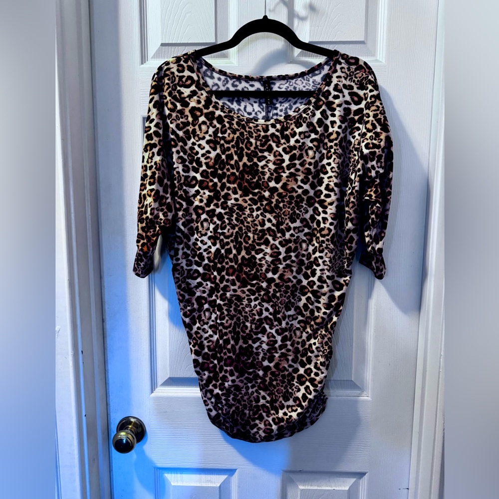 Cute scoop neck Leopard print top